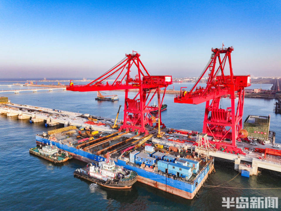 2台卸船机成功上岸，青岛港第二座40万吨级矿石码头预计今年下半年投用